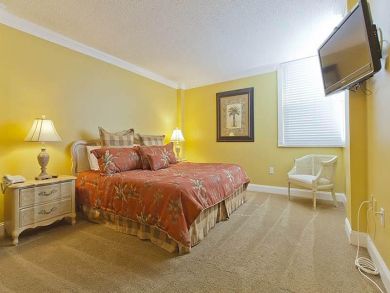 2 Bedroom Beach Condo with Wood Floors New Furnishings